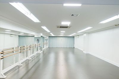 駅近☆最大～60名利用可能！リノリウム床・壁一面鏡・バレエバー完備！バレエ・ダンス・ヨガ・会議等広々と使えるスタジオです。 - 千壽プロダクション