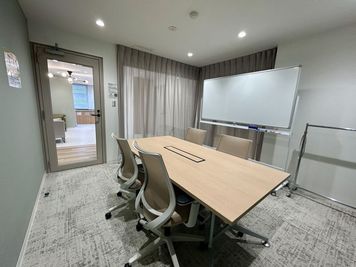 【カーテンを閉めた場合】 - TIME SHARING 日本橋蛎殻町東急ビル Meeting Room Aの室内の写真