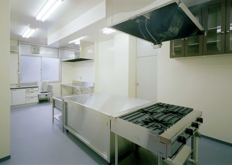 業務用ガスコンロ４口 - 名古屋聖マタイ教会 マタイ教会厨房（キッチン）の室内の写真