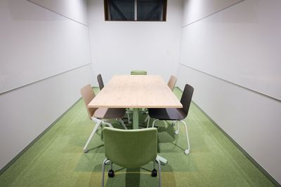 大人6名様がゆったり着席できる広さです。 - Komatsu 九「CO-WORKING AREA」 ☆小松駅直結の貸し会議室☆Zoom会議にも/ミーティングルーム2の室内の写真