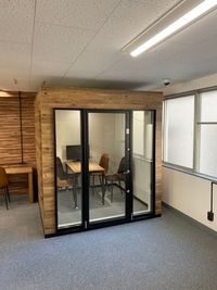 防音性個室ブース（最大4人、ディプレイ利用可）利用可 - コワーキング新潟弁天 オープンスペースの室内の写真