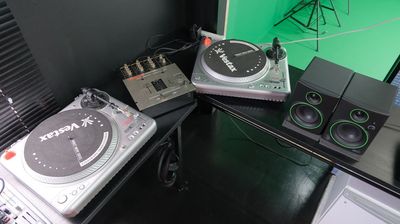 【無料貸出】
ターンテーブル
※レコード針はお客様持参でお願いします。 - Studio-Hatena 京橋店 撮影スタジオ、音楽スタジオ、映画館様々な用途に変化するスペースの設備の写真