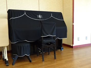 ホール内ピアノ - おしごとカフェ＆ホールの設備の写真