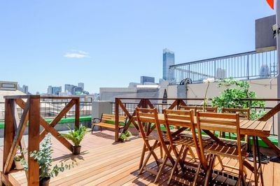 Terrace Side 新大久保 604 [駅から1分] 自然光抜群☀️テラス & バーカウンター付きの室内の写真