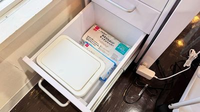 ゴミ箱　掃除用ウェットティッシュ、キッチンペーパー　は収納デスクの中に入れています。 - 神戸•東灘 KTairレンタルサロン 神戸 東灘区 ネイル レンタルスペースの設備の写真