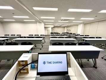 【司会台から一番後ろの席まで見渡せます】 - 【閉店】TIME SHARING 小田急西新宿ビル 【閉店】3Fの室内の写真