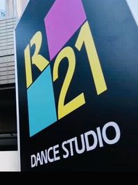 看板 - R21 DANCE STUDIO ダンススタジオの外観の写真