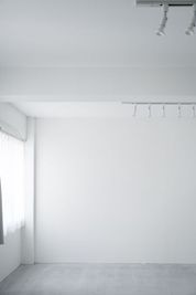 シンプルな白壁 - コンクリスタジオ浅草の室内の写真