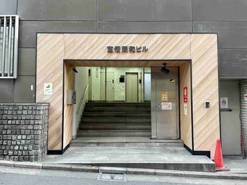 【建物沿い、右手側に正面入口があります】 - TIME SHARING新宿 9Aの入口の写真