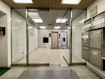 【正面入口から入ってすぐ目の前にエレベーターがあります。９階までお上がりください】 - TIME SHARING新宿 9Aの入口の写真