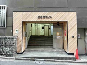 【建物沿い、右手側に正面入口があります】 - TIME SHARING新宿 9Cの外観の写真