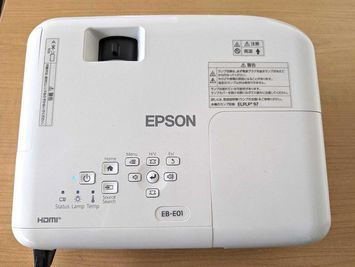 プロジェクター EPSON EB-E01 - RooRoom CHIBA RooRoom CHIBA 会議室の設備の写真