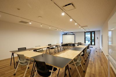 冷蔵庫完備で飲食も可能！会議はもちろん社内コミュニケーションの活性化を目的とした懇親会に活用できるレンタルルーム - WAW赤坂第35興和ビル