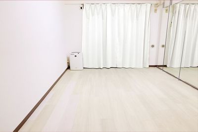全面フローリング
綺麗なスタジオ - 地域最安値！中野駅北口3分ヨガ＆ダンス『ベストスタジオ中野』の室内の写真