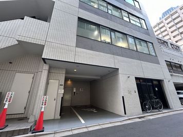 【ビル外観（裏口）※入退館時に裏口のポストからご利用案内をお取りいただく必要がございます】 - 【閉店】TIME SHARING 御成門小田急ビル 【閉店】5Fの外観の写真