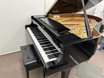 YAMAHA グランドピアノ C3A - 高陽センター ピアノ・エレクトーン練習室 Mの室内の写真