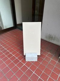 ポスターをご用意いただき置き看板に貼り付けることも可能です - 汽水 スタジオ汽水【代々木上原駅1分】白ハコ/自然光/白壁/コンクリ床の設備の写真