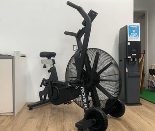 【他スペースと共有】ROGUE Echo Bike(ローグエコーバイク) - GORILLA HUB KOMAGOME | ゴリラハブ駒込 駒込駅徒歩6分の④ウエイトリフティングスペースの設備の写真