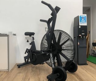 【他スペースと共有】ROGUE Echo Bike(ローグエコーバイク) - GORILLA HUB KOMAGOME | ゴリラハブ駒込 駒込駅徒歩6分の③パワーリフティングスペースの設備の写真