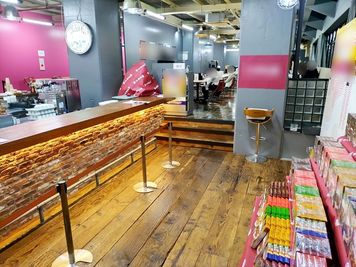 半面貸切のイベント（食品試食会）の様子 - HAROLD CAFE（ハロルドカフェ） 大型カフェ店内スペース（パーティー、催事、ギャラリー、物販など）の室内の写真