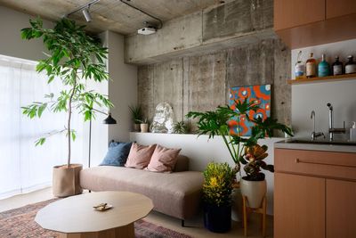 コンクリート壁が味のあるモダンな雰囲気を演出。インタビュー撮影にも最適。 - タカナワノイエの室内の写真