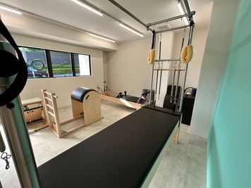 リフォーマー、キャデラック、ラダーバレル、チェアの全てのマシンがご利用可能でございます。 - One's Own Pilates マシンピラティスレンタルスタジオ＊バランスドボディ社マシン使用＊の室内の写真