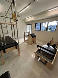 リフォーマー、キャデラック、ラダーバレル、チェアの全てのマシンがご利用可能でございます。 - One's Own Pilates マシンピラティスレンタルスタジオ＊バランスドボディ社マシン使用＊の室内の写真