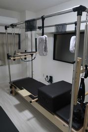 ピラティスマシン（キャデラック付きリフォーマー）：モーションケアピラティス製 - sr pilates studio 六本木乃木坂 【初回限定プラン】sr pilates studio六本木乃木坂の設備の写真