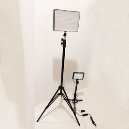 NEEWERの撮影用ビデオライト2灯が無料で使えます - 白い城☆熊本市のレンタルスペース&セルフ写真館 白い城☆ホワイト基調のプリンセス空間の室内の写真