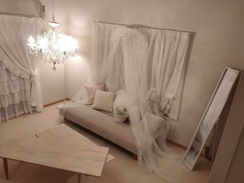 夕刻はより一層ロマンチック♪ - 白い城☆熊本市のレンタルスペース&セルフ写真館 白い城☆ホワイト基調のプリンセス空間の室内の写真