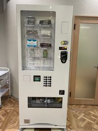 自動販売機を設置しております。水、お茶、コーヒー、使い捨てシーツ等が購入可能です。 - 天神VIORO 6F 天神VIORO6F シェアサロン　個室利用希望の方の室内の写真