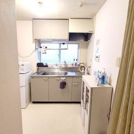 シンクには、洗剤やスポンジ、ふきん、台ふきをご準備しています(IHコンロやガスコンロはありません) - 白い城☆熊本市のレンタルスペース&セルフ写真館 白い城☆ホワイト基調のプリンセス空間の室内の写真