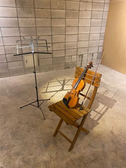 バイオリンはイメージです。
室内反響しまくり(≧▽≦)
上手くなったように錯覚しちゃういます。 - ムギタ　スタジオ 麦田　音楽スタジオの室内の写真