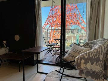東京タワーを眺めながらリモートワークできる環境が整っています - 東京タワー 東京タワーが目の前に見える景色の綺麗な部屋の室内の写真