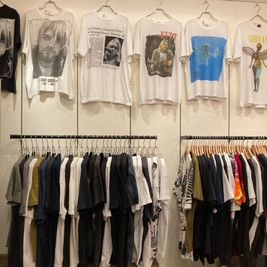 ヴィンテージやレアものＴシャツの販売 -  FOUR DIRECTIONS SPACE FOUR DIRECTIONSの室内の写真