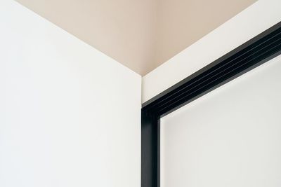 白壁は約3.3mあたりまで造作しました - STUDIO MEMORYLEAK1981 天上の高い写真スタジオの室内の写真