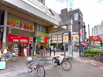 巣鴨地蔵通り商店街入り口交差点の近くです - もみの匠　巣鴨店 レンタルサロン、マッサージスペース（完全個室あり）の外観の写真