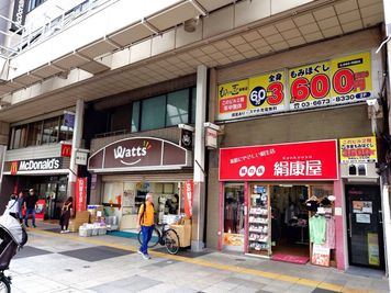 100円ショップ隣のビルです - もみの匠　巣鴨店 レンタルサロン、マッサージスペース（完全個室あり）の外観の写真