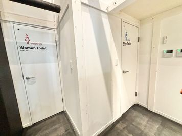 男女別のおトイレ完備。 - WorkWork　 【成田駅徒歩7分/駐車場充実】貸しキッチンスペースの室内の写真