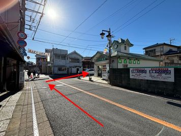 お車でお越しの方はこちらからお入りください。
※交通規制注意※
基本的な交通規制は年末年始、祇園祭のみ！幸町交差点の際は警備員に行先を伝えて通行してください。
 - WorkWork　 【成田駅徒歩7分/駐車場充実】貸しキッチンスペースの入口の写真