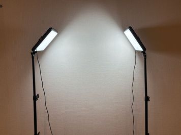 LEDビデオライト（左右セット）はUSB接続用のコンセントをご利用ください - Gozar新宿御苑 Gozar新宿御苑｜21〜33名様　丸ノ内線新宿御苑前駅徒歩4分の設備の写真