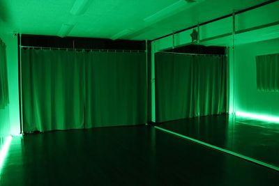 【尾崎駅3分🚶】LEDライト完備💡30㎡🏠4人並びで広々👥完全個室！ダンスの自主練習に最適 🕺大型鏡4枚🪞 - レンタルスタジオStar阪南