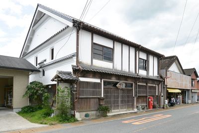 小川町商店街の一角に佇む「塩屋」です。創建は明治時代。 - 国登録有形文化財の町家「塩屋」 【熊本県宇城市】国登録有形文化財の町家「塩屋」の外観の写真