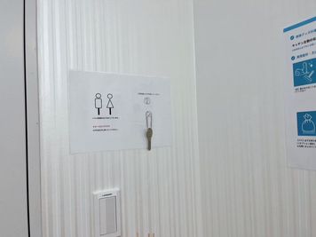 お手洗いはこちらの鍵を使用します。入り口でて右側突き当りのトイレをご利用下さい。 - 5月27日オープン・ソファー下北沢店　B号室 ☆5月27日オープン☆駅徒歩３分☆ソファー個室ミーティングルームの設備の写真