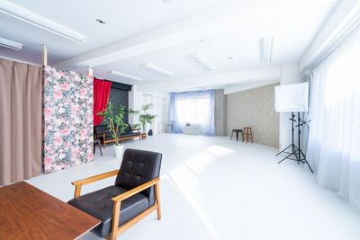 多彩な背景やアイテム
撮影が楽しくなる小物も多数揃えております！ - 【OGUMA Studio＆Space みなとみらい】 【OGUMA Studio＆Space みなとみらい】[32]の室内の写真