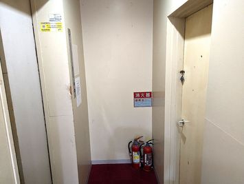 1Fエレベーター前に共同トイレがあります（４Fにもトイレあります）。 - 個室レンタルスタジオ 【レンタルスタジオ】ニューリド南浦和405の室内の写真