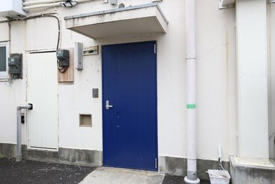 レンタル利用の方の入口は青い扉が目印 - KILIG DANCE STUDIO、レンタルスタジオ レンタルスタジオ、多目的スペースのその他の写真