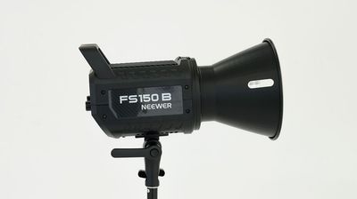 無料機材：NEEWER FS150B　出力130W　2700K-6500K調光×2 - STUDIO TORUPHOTO -スタジオ トルフォト- 本厚木駅 徒歩4分・自然光で1日中明るく撮影できるハウススタジオの設備の写真