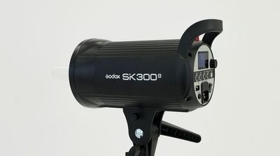 無料機材：GODOX SK300II　モノブロックストロボ　出力300W×2 - STUDIO TORUPHOTO -スタジオ トルフォト- 本厚木駅 徒歩4分・自然光で1日中明るく撮影できるハウススタジオの設備の写真