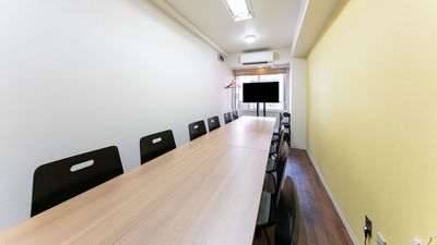 シンプルな内装でビジネス利用にも最適！ - 貸会議室Aivic新宿B館の室内の写真